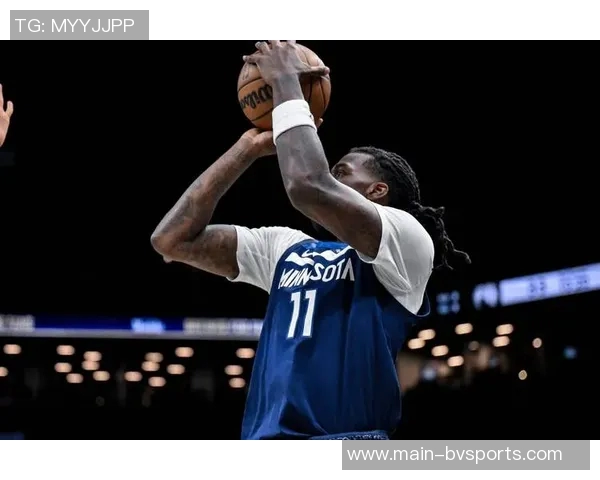 爱德华兹状态低迷半场14投仅中3三分球表现不佳仅得14分