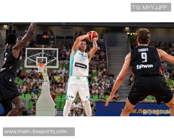 东契奇拒绝当众换球衣坚持保护小肚腩幽默回应引发球迷热议 东契奇拒绝当众换球衣坚持保护小肚腩幽默回应引发球迷热议