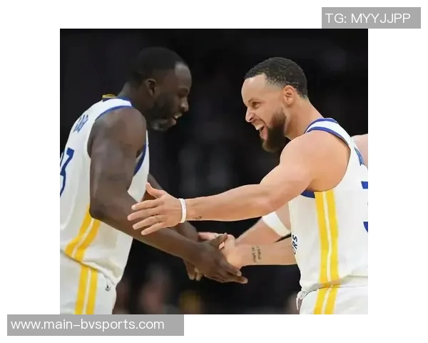 勇士战胜对手合砍33分库里与格林击掌瞬间成为海报焦点 勇士战胜对手合砍33分库里与格林击掌瞬间成为海报焦点