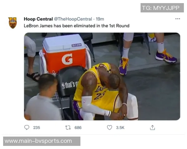 美国演员甜茶佩戴拜仁手套引热议拜仁官推称赞查拉梅懂球